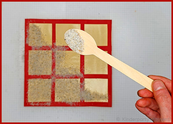 Collage zeigt das Basteln eines Sand-Spielbretts für ein Tic Tac Toe Spiel mit Schildkröten