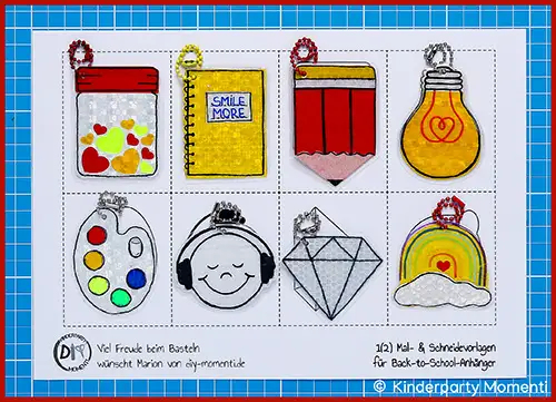Acht bunte reflektierende Schulranzen Anhänger in Form von Einmachglas mit Sternen, Notizbuch mit Aufschrift 'SMILE MORE', Bleistift, Glühbirne, Farbpalette, lachendes Gesicht mit Kopfhörern, Diamant und Regenbogen mit Wolke auf kariertem Hintergrund.
