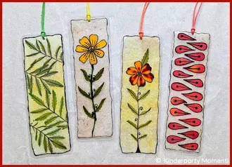 vier laminierte Lesezeichen mit getrockneten Blumen