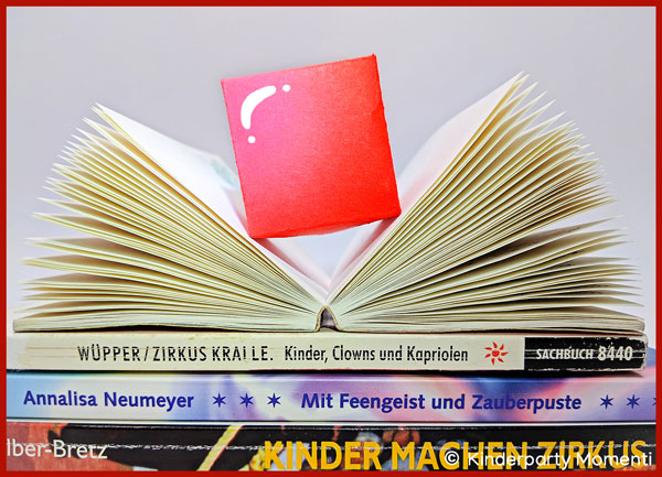 Rote Pappnase auf Zirkusbüchern