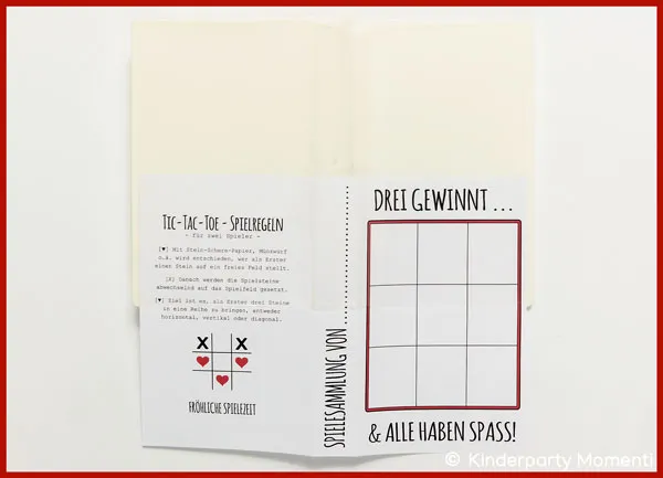Spiel in VHS-Hülle das Bild zeigt wie ein Tic-Tac-Toe Spielfeld in ein VHS-Hülle geschoben wird