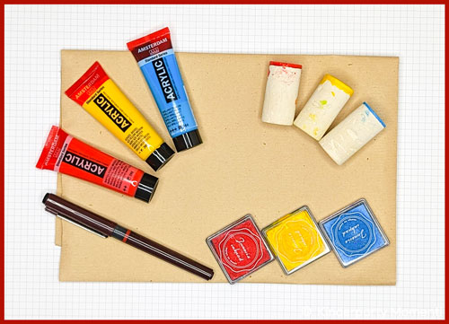 Acrylfarbe, Stempelkissen, Korken und Packpapier zum Geschenkpapier bedrucken