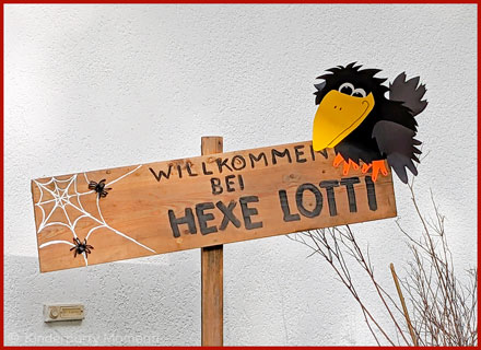 Willkommen-Schild zur Hexenparty mit Rabe und Spinnennetz
