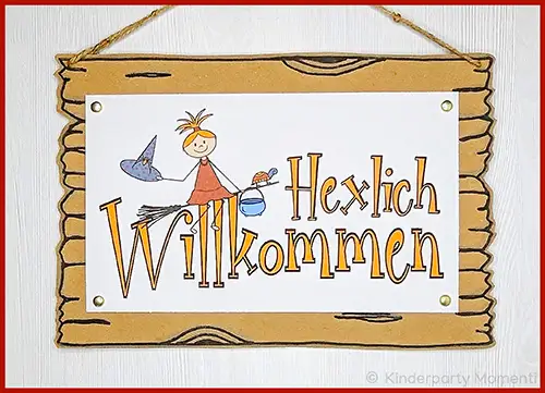 Holzschild mit aufgemaltem Hexenkind auf Besen und Schriftzug 'Hexlich Willkommen' in verspielter Schrift