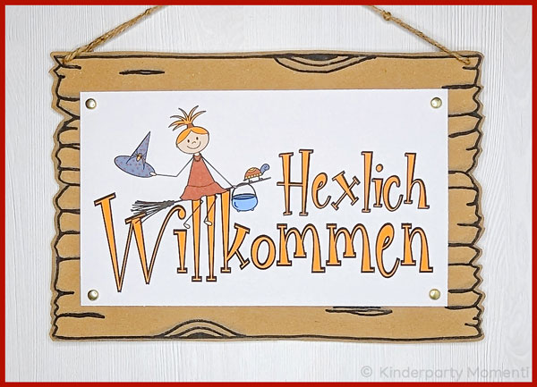 Willkommensschild mit kleiner Hexe Strichzeichnung einer Hexe auf einem Besen und der Aufschrift Hexlich willkommen