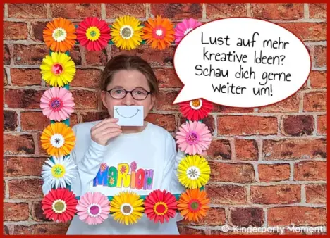 Weiterstöbern & neue Ideen entdecken. Die Autorin der Website in einem Bilderrahmen aus Papierblumen. Daneben eine Sprechblase mit Angebot durch die Webseite zu stöbern.