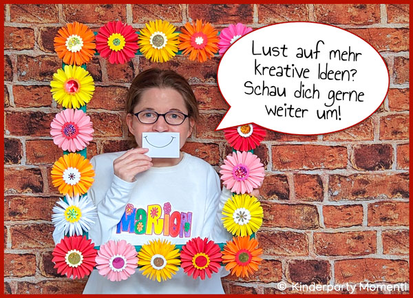 Weiterstöbern & neue Ideen entdecken. Die Autorin der Website in einem Bilderrahmen aus Papierblumen. Daneben eine Sprechblase mit Angebot durch die Webseite zu stöbern.