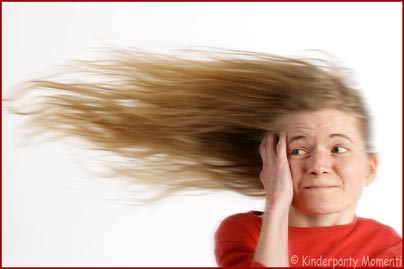 Frau mit fliegenden Haaren