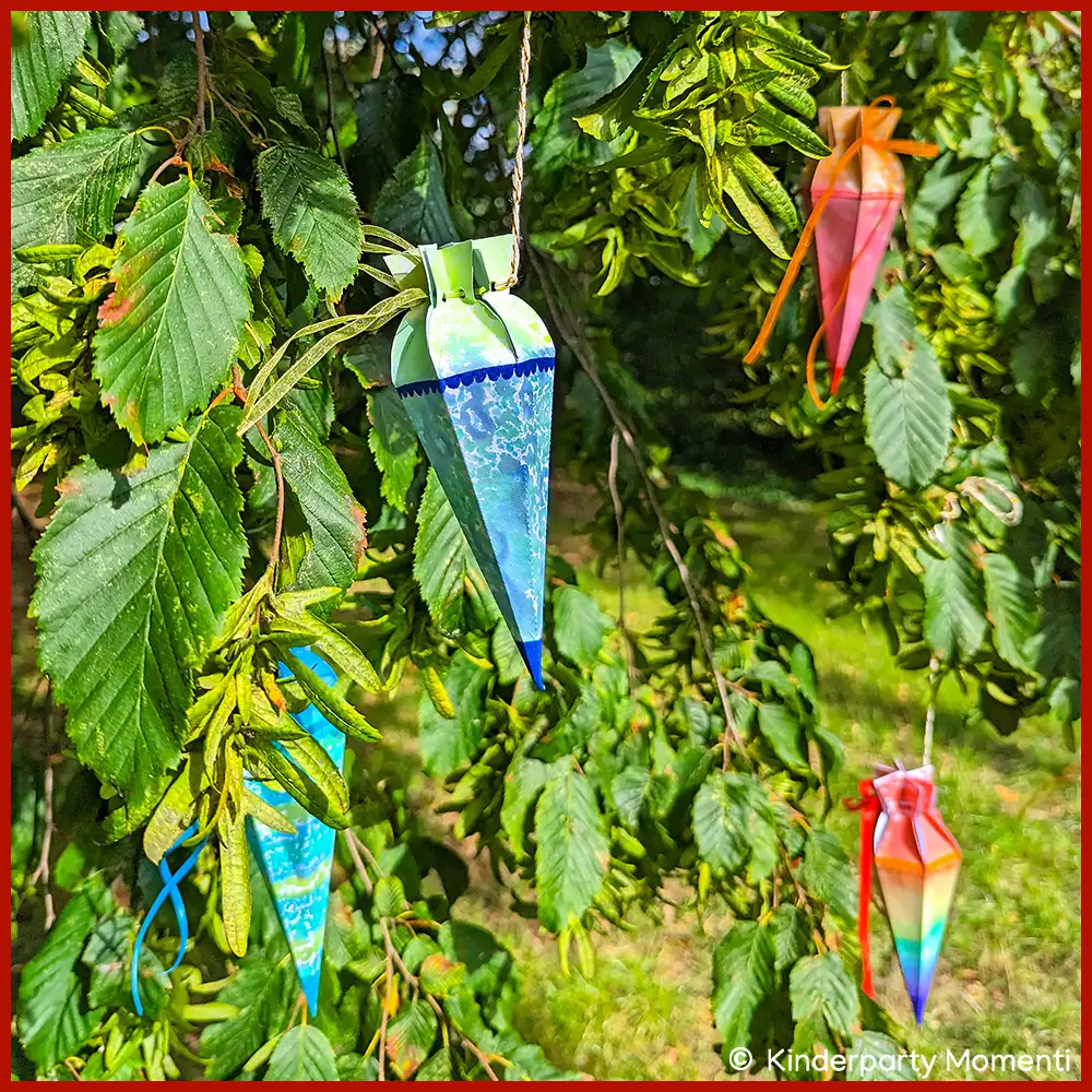 Mini Schultüten an Zuckertütenbaum Kleine Schultüten aus Papier hängen an einem Baum.