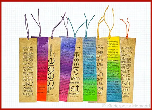 Neun bunte Lesezeichen mit Text und daran befestigten farbigen Bändern
