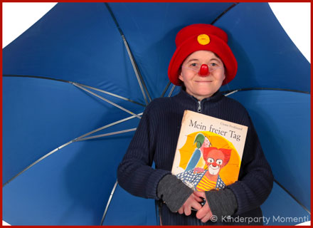 Frau mit Regenschirm und Buch in der Hand