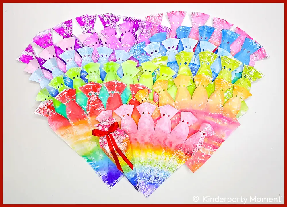 Vorlagen aus Papier zum Basteln von Mini Schultüten Verschiedene bunte selber gestaltete Vorlagen zum Bateln von kleinen Schultüten aus Papier.