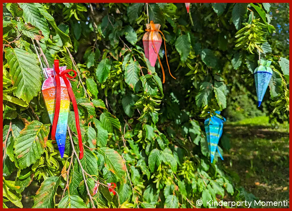 Kleine Schultüten an einem Baum Kleine Schultüten hängen in einem Park an einem Baum.