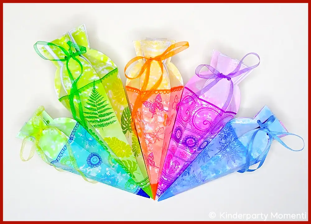 Mini Schultüten mit Stempel-Motiven Fünf bunte kleine Minischultüten aus Papier, die mit Stempel gestaltet wurden.