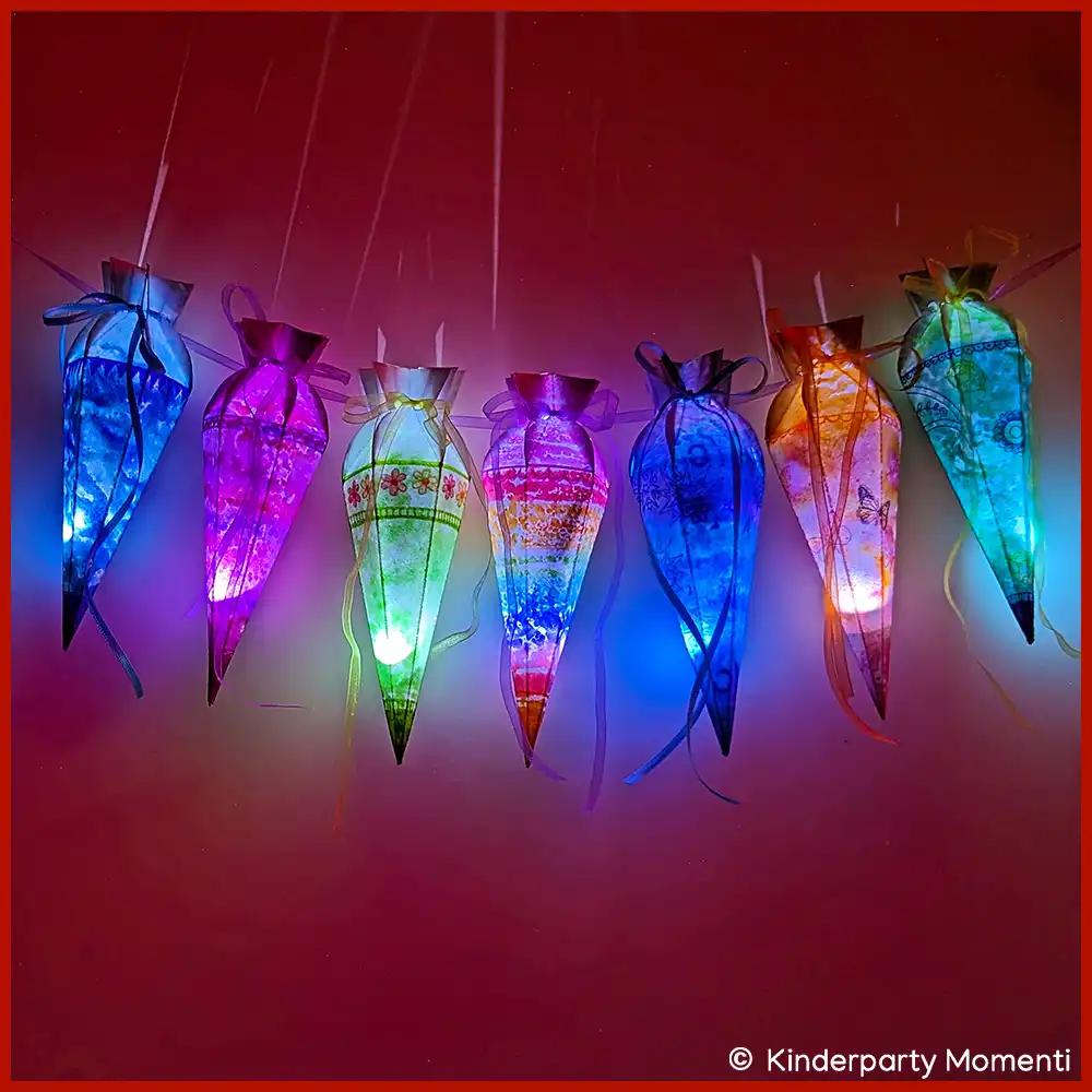 Leuchtende Schultüten Girlande Leuchtende Lichterkette aus bunten Minischultüten aus Papier.
