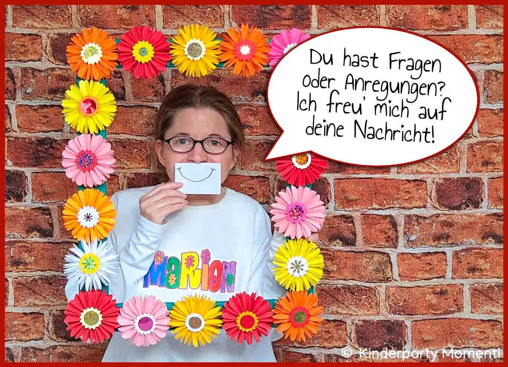 Die Autorin der Website in einem Bilderrahmen aus Papierblumen. Daneben eine Sprechblase mit Angebot zum Nachfragen.