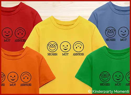 Fünf bunte T-Shirts mit jeweils drei schwarz-weißen Smileys und den Worten 'NEUGIER', 'MUT' und 'ABENTEUER' unter den Symbolen.