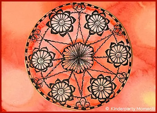 Kreisförmiges Mandala mit sieben symmetrisch angeordneten Blumenmotiven auf orange-rotem Hintergrund