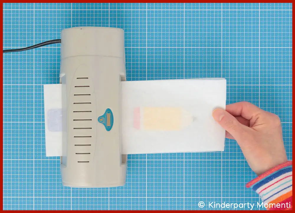 DIY Anhänger laminieren Hand die Bleistift Reflektoren Anhänger für Schulranzen an Laminiergerät hält