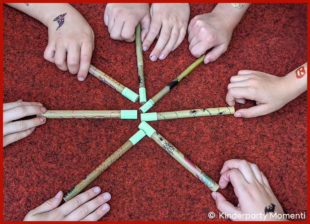 
						Glow in the Dark Zauberstäbe - sieben Hände bilden mit ihren DIY Zauberstäben einen Stern