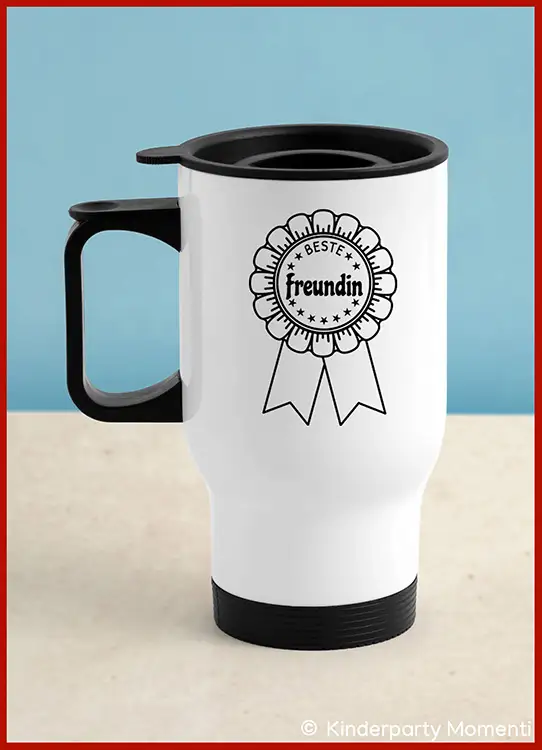 Weiße Thermotasse mit schwarzem Griff und Deckel sowie Aufdruck einer Schleife mit dem Text 'Beste freundin'