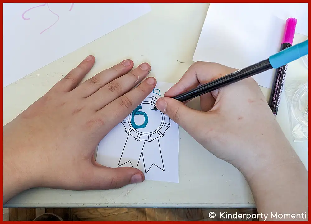 Hände zeichnen mit einem schwarzen Stift eine Auszeichnung mit der Zahl 6 auf weißem Papier