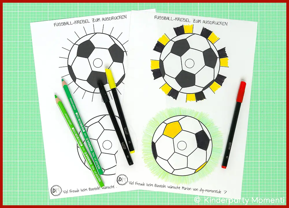 Vorlage für Fußball Kreisel zum ausmalen Vier Vorlagen mit Fußball-Kreisel-Motiven, zwei schwarz-weiß zum Ausmalen und einer bunt ausgemalt, umgeben von Stiften auf grüner Bastelmatte