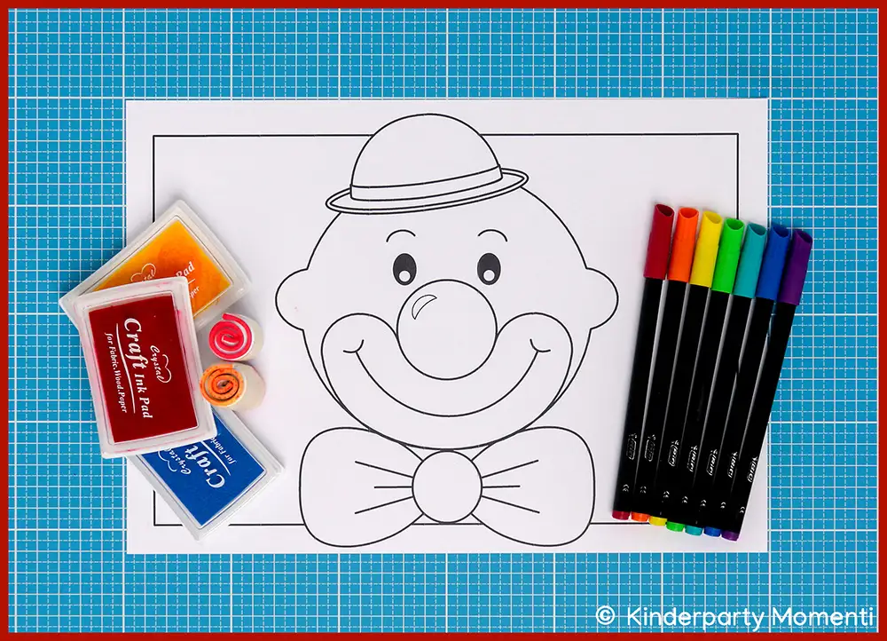 Clown Ausmalbild mit Hut und Fliege auf Papier, daneben bunte Filzstifte und Stempelkissen