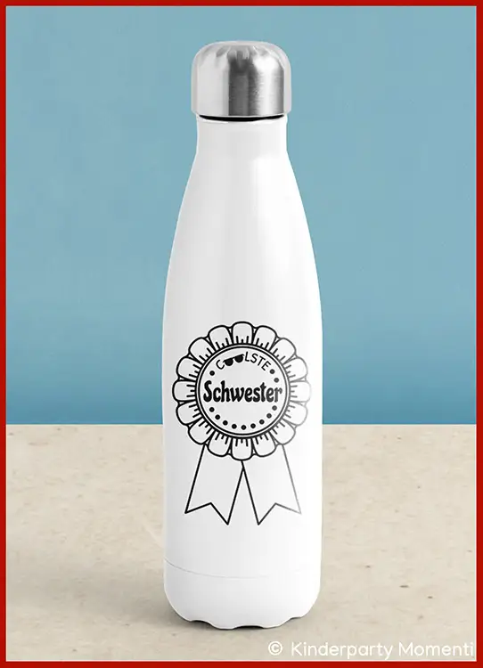 Weiße Trinkflasche mit silbernem Schraubverschluss und Aufdruck einer Rosette mit der Aufschrift 'Coolste Schwester'