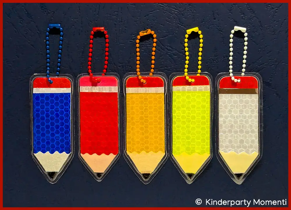 Reflektoren Anhänger für Schulranzen Fünf bunte mit Reflektorband gebastelte Bleistifte als Reflektoren Anhänger für Schulranzen