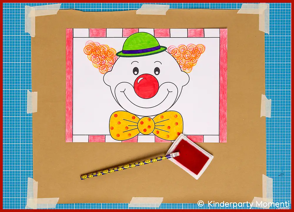 Ausmalbild eines Clowns mit grüner Mütze, roter Nase, orange lockigem Haar und gelber gepunkteter Fliege, daneben ein Stempel mit roter Farbe und ein Stift mit Smiley-Motiv