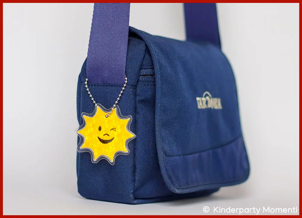 DIY Sonne Anhänger Blaue Tasche mit selbst gebasteltem Sonne Anhänger aus Reflektorfolie