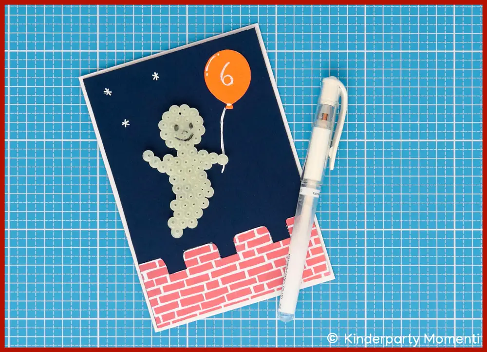 
						Kindergeburtstag Einladung mit einem kleinen Bügelperlen Gespenst, dass einen Luftballon in der Hand