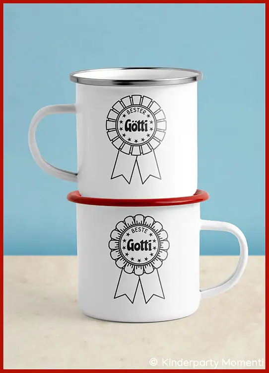 Zwei weiße Emaille-Tassen jeweils mit einer gezeichneten Auszeichnung und den Texten 'Beste Götti' und 'Beste Gotti'