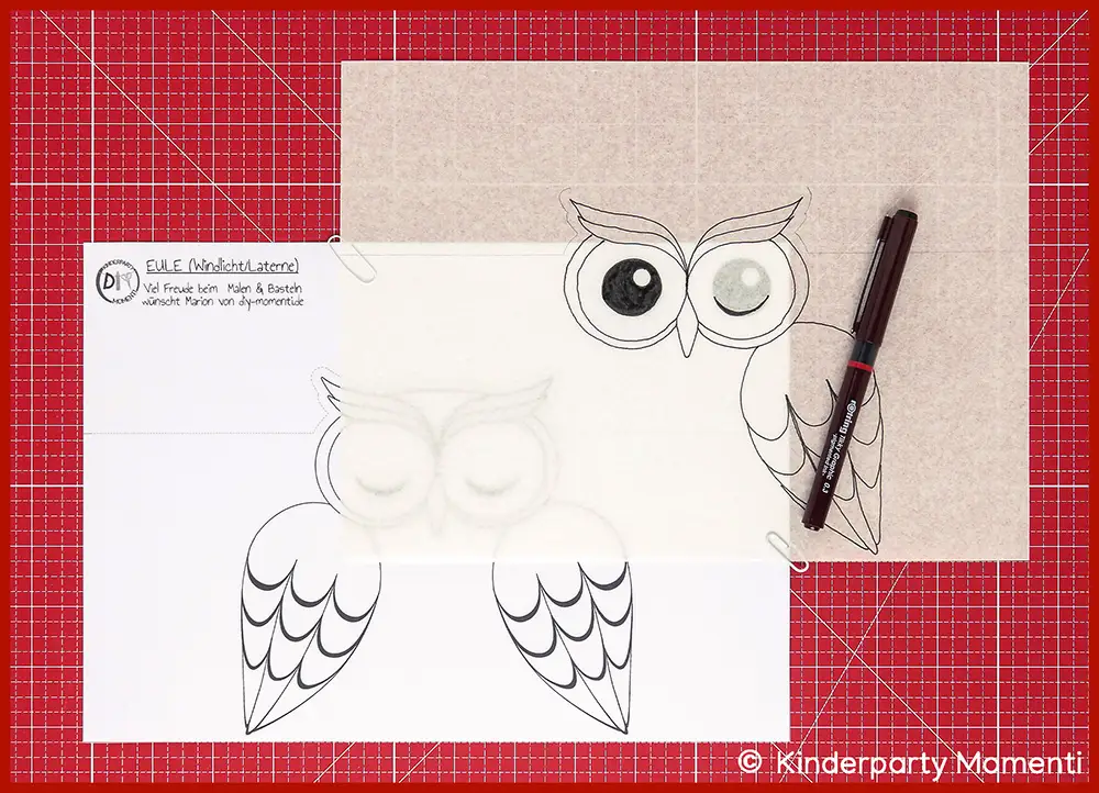 Vorlage um Eulen Augen auf Eulen Laterne auf Papier zu übertragen,  daneben ein schwarzer Filzstift auf einer roten Bastelmatte