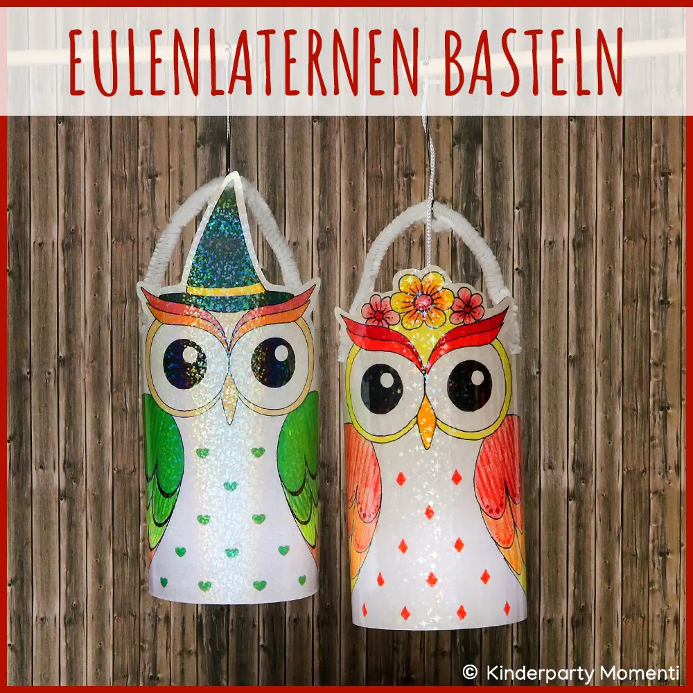 Zwei bunte DIY Eulen Laternen an Holzstab, eine leuchtet grün-weiß, die andere rot-weiß mit Blumenmuster.