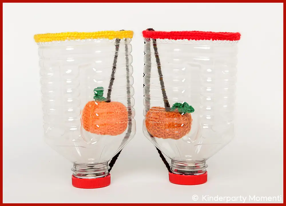 Fangbecher mit gehäkeltem Kürbis als Ball als Halloween Geburtstag Spiel basteln Zwei aus durchsichtigen Plastikflaschen gebastelte Fangbecher Spiele mit gehäkelten orangenen Kürbissen als Ball