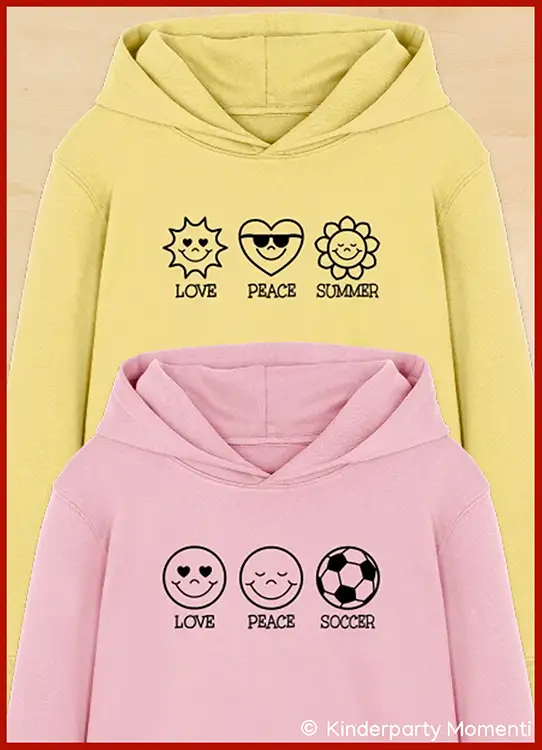 Zwei Kapuzenpullover übereinander gelegt, oben gelb mit Sonnen-, Herz- und Blumenmotiven und den Worten 'Love peace Summer', unten rosa mit Herzaugen-, lächelndem Gesicht und Fußballmotiven und den Worten 'Love Peace Soccer'