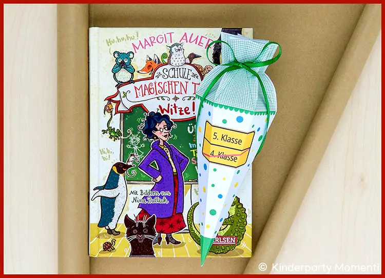 Ideen für Buch Geschenke zur Einschulung für Geschwisterkinder Buntes Kinderbuch mit Illustration einer Frau vor einer Schultafel und eine mit grünem Band verzierte Schultüte mit Aufklebern '5. Klasse' und '4. Klasse'