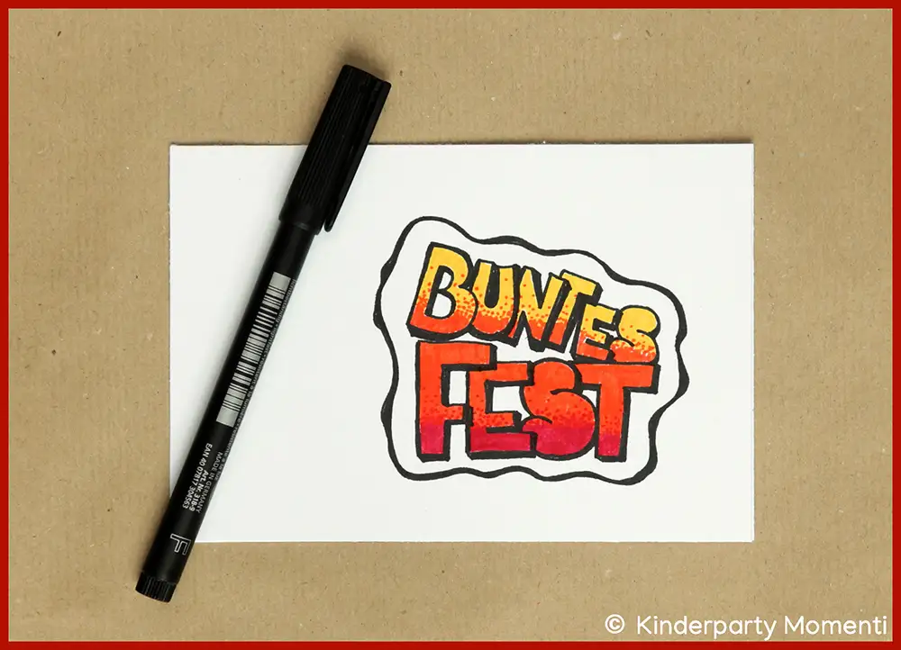 Schwarzer Filzstift neben einer Vorlage für eine Weihnachtskarte mit dem Schriftzug 'BUNTES FEST' in gelb und rot, umrandet mit schwarzer Linie.