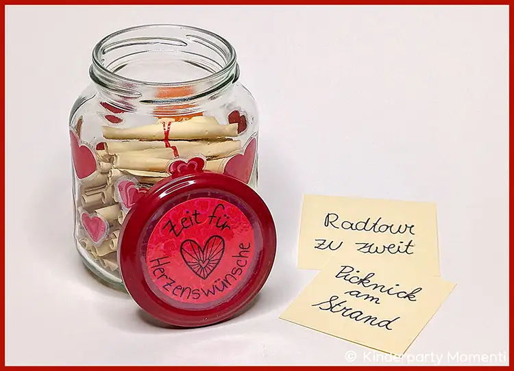 Glas mit Herzstickern mit Gutscheinen füllen und verschenken Glas mit roten Herzstickern und kleinen, gerollten Gutscheinen, daneben zwei Zettel mit handschriftlichen Zeit-Gutschein-Ideen