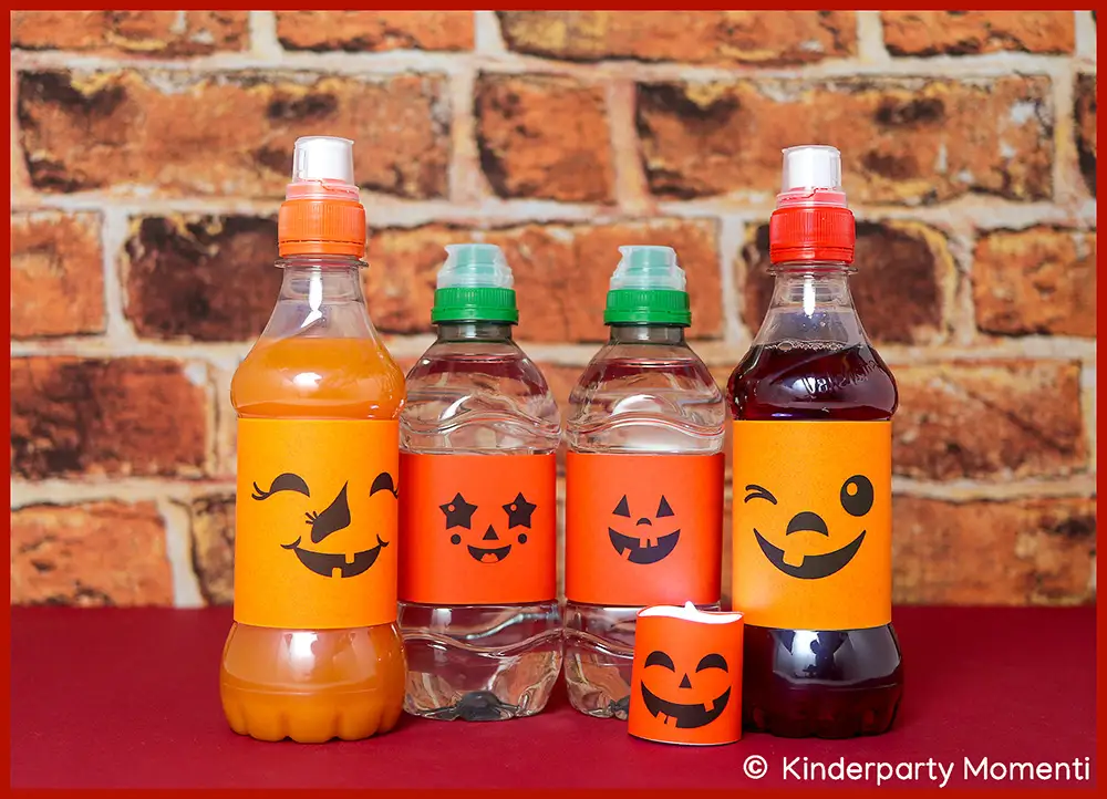 Fröhliche Halloween Flaschen Dekoration aus Vorlagen zum Ausdrucken Fünf Flaschen mit Halloween-Etiketten, die lachende Halloween Kürbisgesichter zeigen, vor Ziegelsteinwand