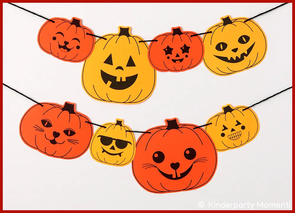 Halloween Girlande mit fröhlichen Kürbisgesichtern An einer weißen Wand hängen in zwei Reihen untereinander verschiedene kleine und große Kürbisse aus Papier.
