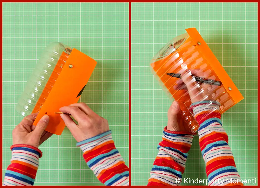 Zwei Bilder zeigen Hände, die eine orangefarbene Kürbis Laternen Vorlage an einer durchsichtigen Plastikflasche befestigen.