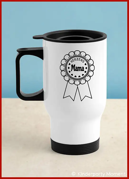 Weiße Thermotasse mit schwarzem Deckel und Henkel sowie Aufdruck einer schwarz-weißen Schleife mit dem Text 'Herzens Mama'