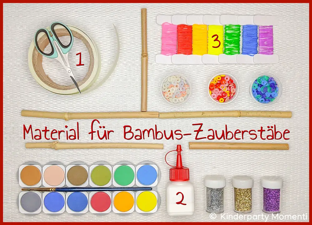 Bastelmaterial & Werkzeuge zum Hexen Zauberstab basteln aus Holz Bambusstäbe, Schere, Klebeband, bunte Loom Bänder, Perlen, Wasserfarben, Kleber und Glitzer als Bastelmaterialien für Zauberstäbe auf einem hellen Untergrund, Text 'Material für Bambus-Zauberstäbe'