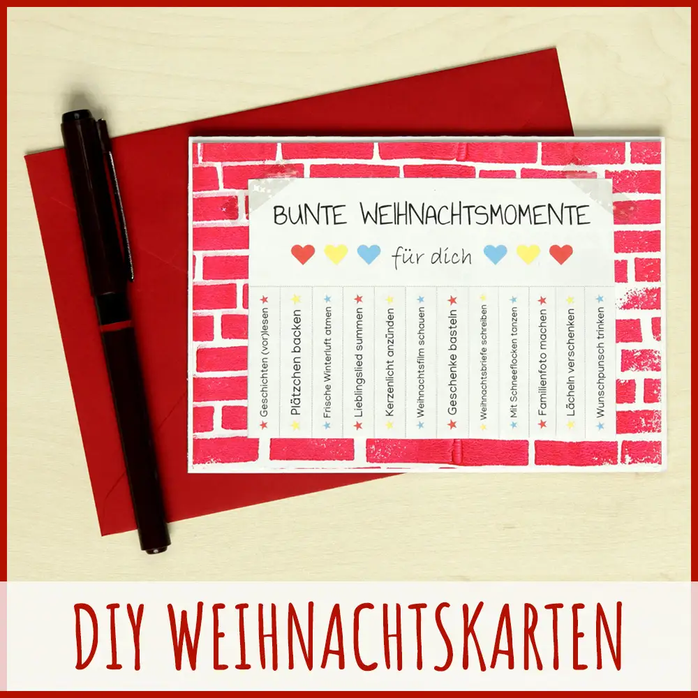 Selbstgebastelte Weihnachtskarte mit rotem Ziegelmuster und Liste bunter Weihnachtsmomente, daneben roter Umschlag und schwarzer Stift.