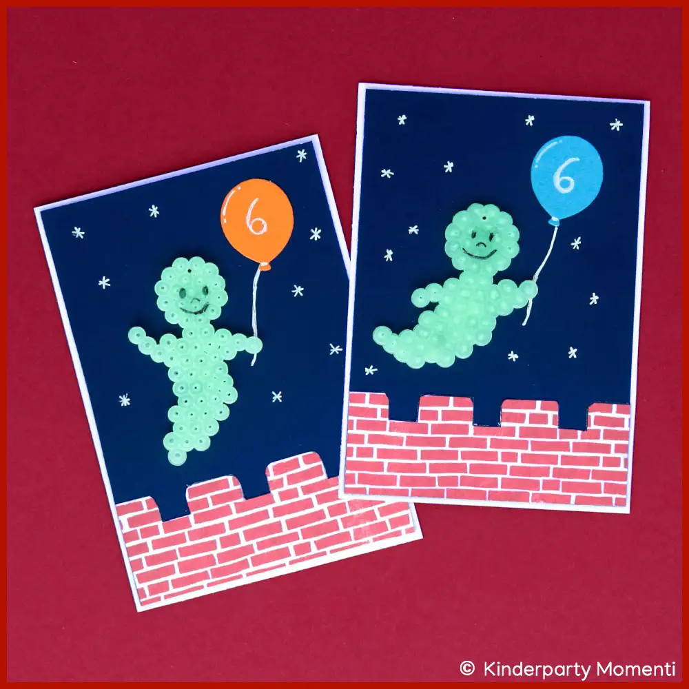 Zwei DIY Einladungskarten mit Bügelperlen Gespenstern die einen Luftballon in der Hand halten