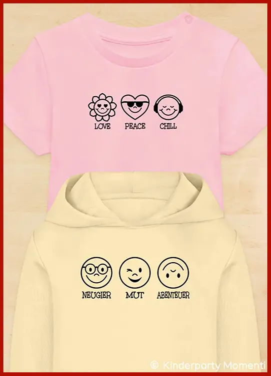 Zwei Kinderkleidungsstücke, ein rosa T-Shirt mit drei schwarz-weißen Symbolen und den Worten 'Love Peace Chill' sowie ein hellbeiger Hoodie mit drei schwarz-weißen Symbolen und den Worten 'Neugier Mut Abenteuer'