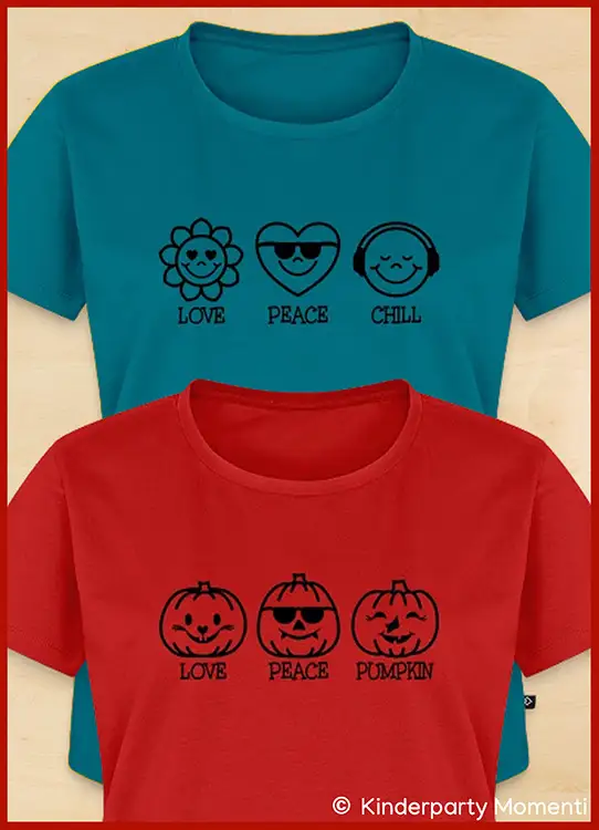 Zwei T-Shirts mit schwarzen, lächelnden Symbolen und Texten: blaues Shirt mit Blume, Herz mit Sonnenbrille und Kopfhörern, rotes Shirt mit drei Kürbissen, einer mit Sonnenbrille